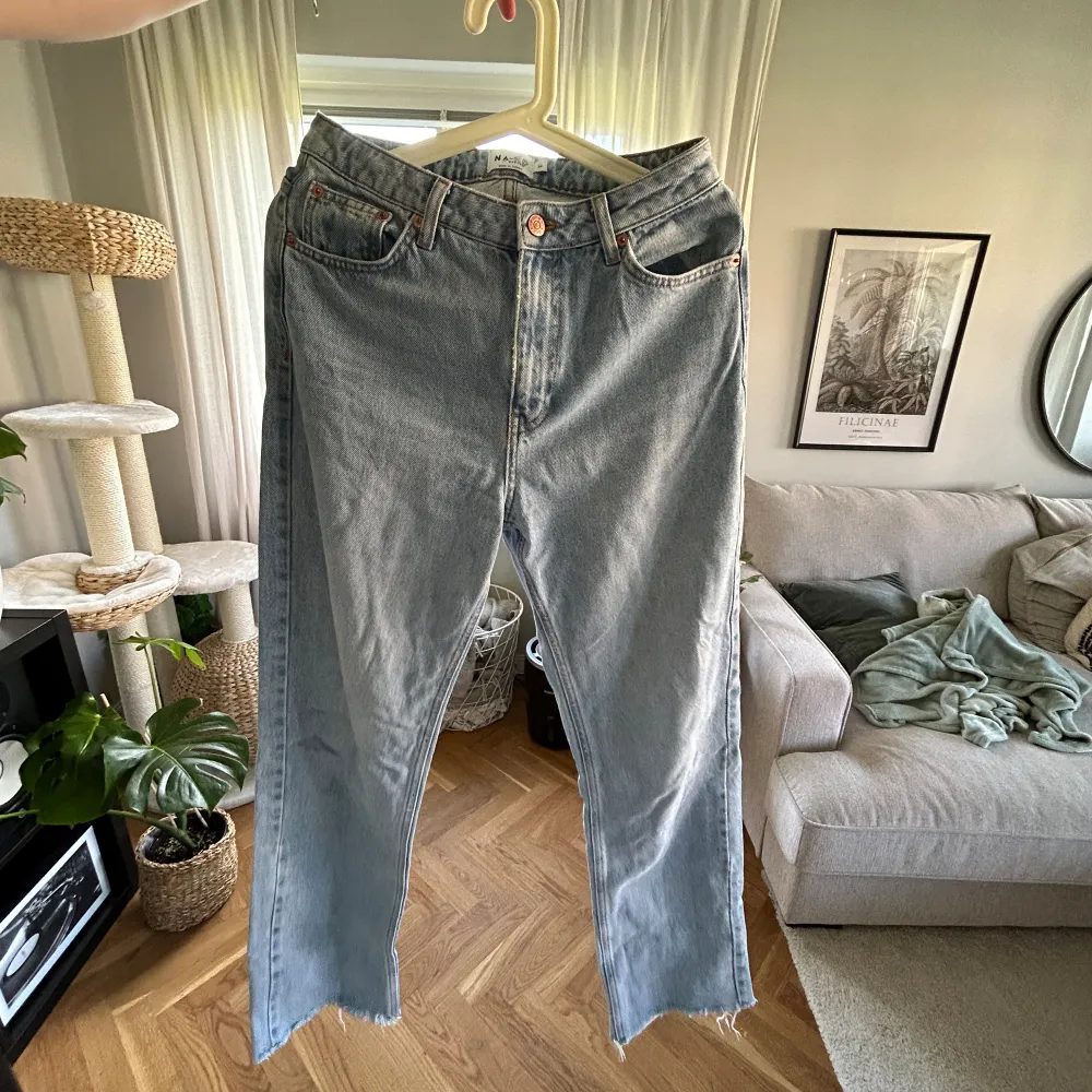 Ett par använda med väl omhändertagna jeans från NA-KD. Perfekta högmidjade jeansen som inte sitter allt för tajt eller för löst! Ser större ut på bilden än vad dem är. Jeans & Byxor.