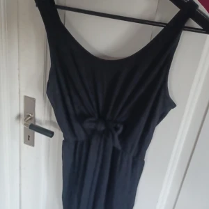 Svart klänning med slits - Köpt i Spanien för ett par år sedan. Mysig casual stil.