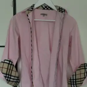 Säljer nu denna feta rosa burbery skjorta i storlek M fast sitter dock mindre. Rekommenderar till er under 170 eller 170. Skriv om mer funderingar osv finns