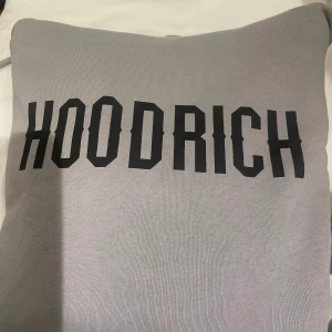 Hoodrich hoodie - Säljer denna hoodrich hoodie då den inte kommer till användning längre. Denna hoodie är i storlek Xs men hade passat som storlek S-M också. Den är i nyskick och knappt använd. 