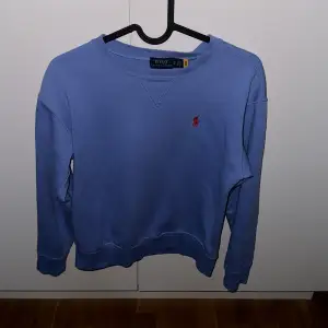 Säljer denna feta Ljusblå sweatshirten från Polo Ralph Lauren i mycke bra skick Nypris på denna är 1100 jag säljer den för 450 kan sänkas något vid snabb affär