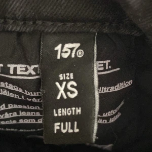 Oanvända low waist boot cut Jeans  - Heej! Jag säljer mina oanvända low waist boot cut jeans. De är hel svarta och är ifrån lager 157🫶🏻 köpta för 400 kr mitt pris: 150 kr Säljer byxorna för att dom har blivit för korta för mig ( jag är 168 men har långa ben! ) hör av dig vid intresse!🥰