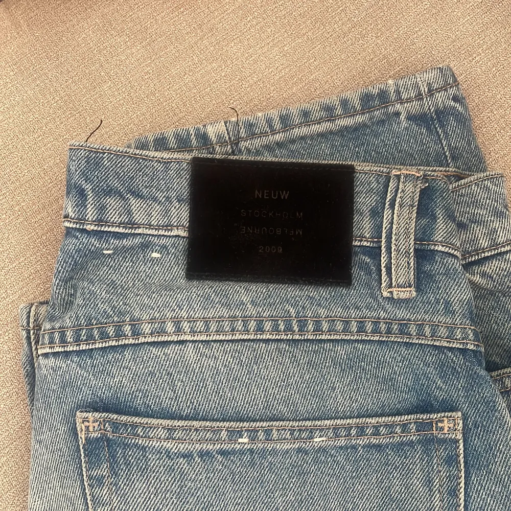 Tjenixen! Säljer ett par jeans från NEUW som är sparsamt använda.  Storlek 31/32.  Raka jeans!  Nypris 1299:-. Jeans & Byxor.