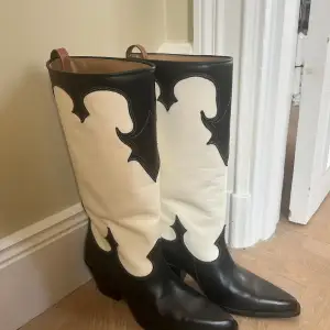 Säljer dessa boots från & Other Stories i storlek 42. Helt oanvända, ordinariepris 2450kr.