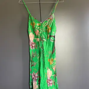 Grön mönstrad kort klänning från Zara 