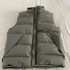 sail racing ts race väst  - Säljer en helt ny sail racing väst aldrig använd var liten på mig helt fin skick köpt på hemsidan original pris 3000kr 