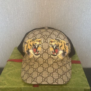 Gucci Tiger keps - Tjena säljer nu min äkta sjukt feta gucci keps i storlek S. Köpt från gucci.com med allt OG, alla tags kvitto etc. Hör av er!