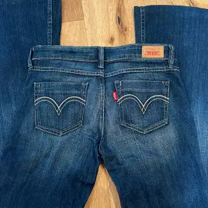 Jättesnygga bootcut Levis jeans med fickor fram. Väldigt bra skick!😁🌸