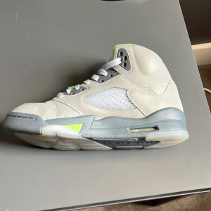 Jordan 5 GS grean bean - Bra skick använda cirka 2 eller 3 gånger så dem är inte så slitna. Säljer dem för att dem är för små. Såklart kommer den andra skon med och boxen.  STORLEK 37.5