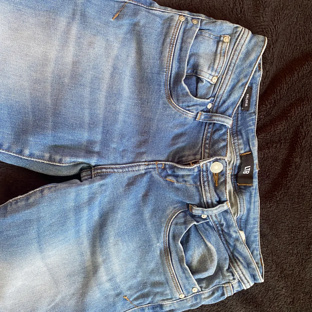 Riktigt snygga ltb jeans!! Jätte fint skick bara lite nedtrampade🥰 tyvärr passade dom inte mig därför säljer jag dom!!  Priset är prutbart !! Kontakta för fler bilder eller mått😍 27/32 Billigt pris. Jeans & Byxor.