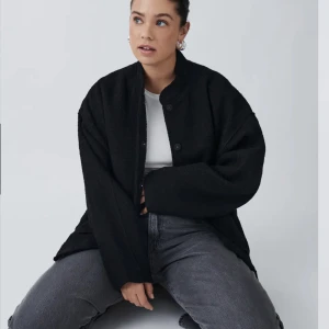 Bomberjacka - Helt oanvänd bomberjacka från Gina Tricot. Returtiden hade passerat. Superfin och praktisk