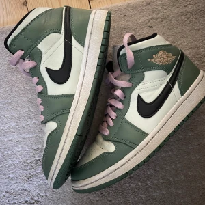 Jordan 1  - Jordan 1 mid i färgen Dutch Green🌸 köpta på PardonMyKicks i Göteborg och använda några gånger men fortfarande väldigt fint skick. Nypris ca 5000-6000, pris går att diskuteras vid vidare intresse, hör av dig om du är intresserad💘