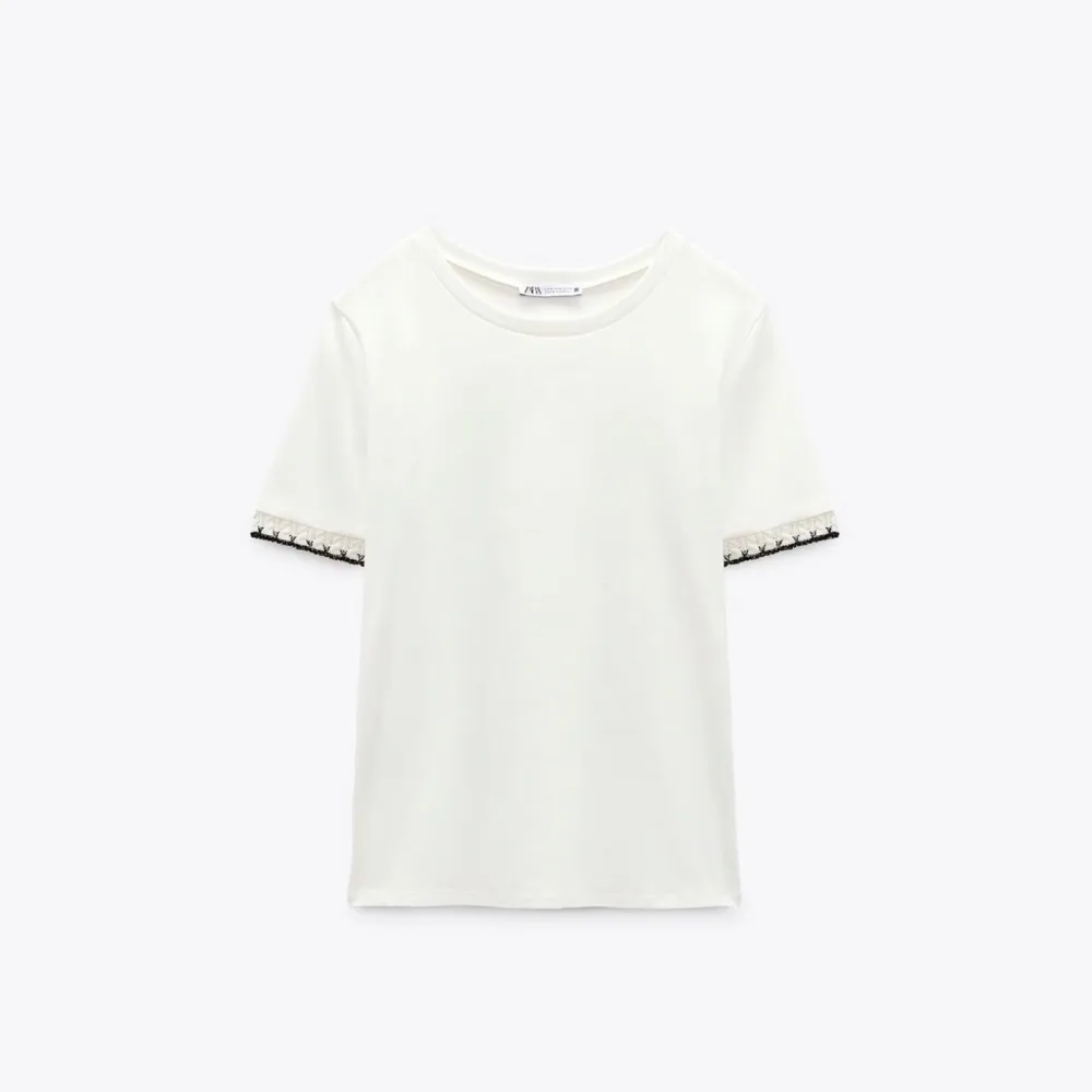 Säljer denna jätte fina tshirt från Zara som knappt är använd, jättefin till allt och speciellt nu till sommaren!☀️nypris var 260 kr💗skriv för fler frågor eller bilder☺️. T-shirts.