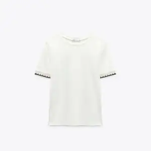 Säljer denna jätte fina tshirt från Zara som knappt är använd, jättefin till allt och speciellt nu till sommaren!☀️nypris var 260 kr💗skriv för fler frågor eller bilder☺️