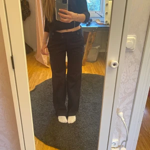 Lågmidjade marinblå randiga kostymbyxor - Assnygga lågmidjade kostymbyxor från Stockh LM. De är marinblå med ränder och i mycket bra skick och sparsligt använda i storlek 32!  midjemått rakt över: 36 midjehöjd från gren: 23 innerbenslängd: 75 ytterbenslängd: 97