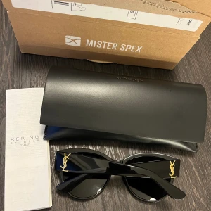 Solglasögon - Ysl solglasögon i nyskick köpta från Misterspexs. Modell Saint Laurent SL M3 002. Kommer med fodral, kvitto samt kartong. Aldrig anvönda. Nypris 2800. Kan hämtas i Stockholm. 