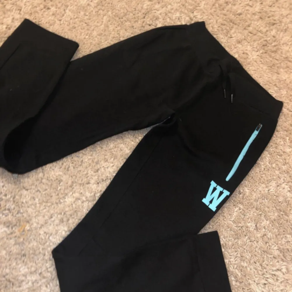 Black sweatpants new with tags . Jeans & Byxor.