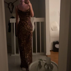 leopardklänning - säljer denna superfina leopardklänning som tyvärr aldrig har kommit till användning!💕jag är 177cm