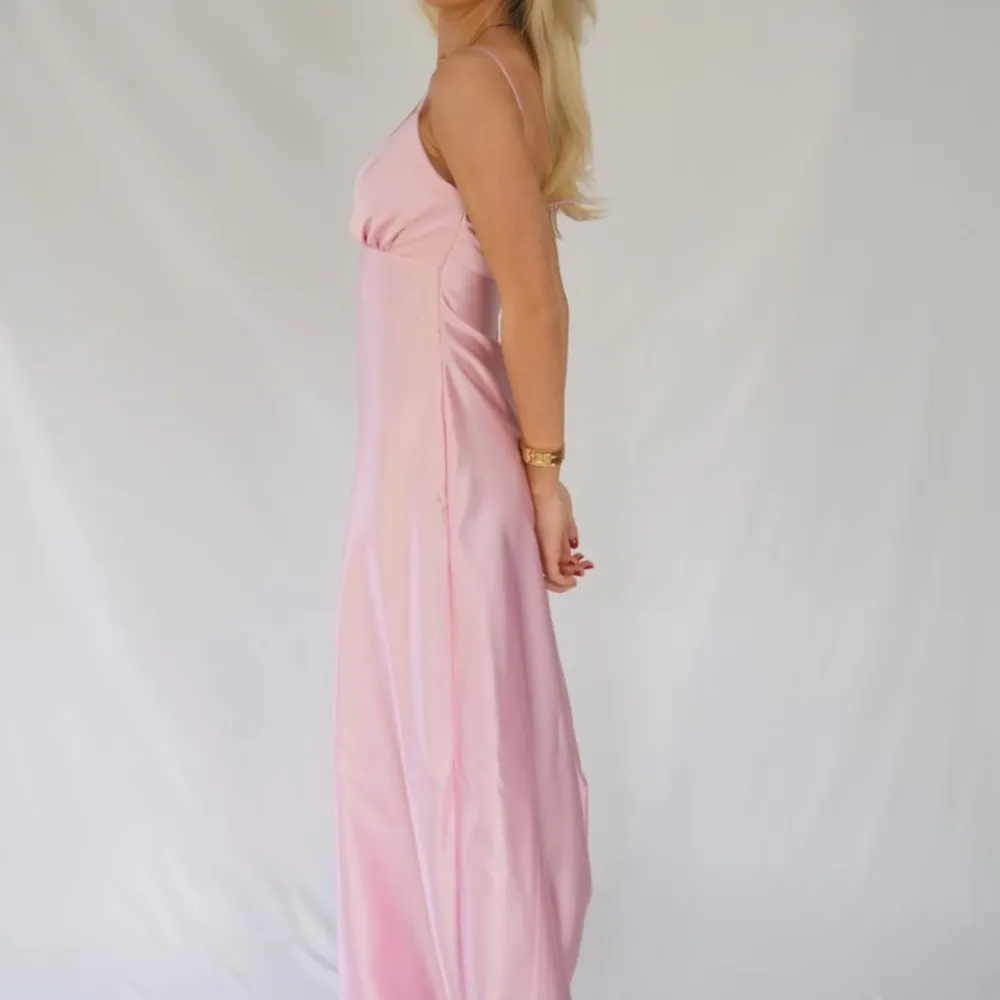 Säljer denna jättefina balklänning från by Stina som är helt slutsåld på hemsidan. Endast provad🩷. Klänningar.