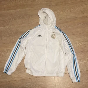 Argentina vindjacka - En vindjacka i storlek M. Inte använd, 100/100 kondition. Argentinas fotboll landslag.