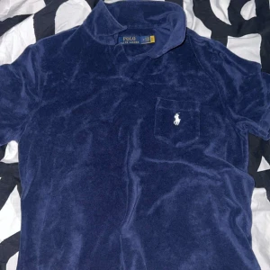 ralph lauren pike - säljer min killes ralph lauren pike, knappt använd!💕köptes för 1800kr!