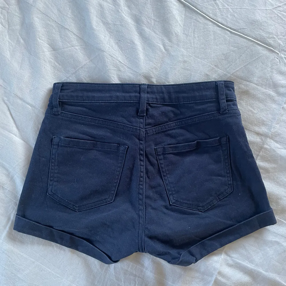 Basic blåa jeansshorts från Hm, i strl 32. Bra skick💕. Shorts.