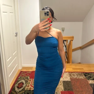 klänning - blå/mörk turkos klänning från shein. använd en gång, som ny. är 160cm och har stel XS/S