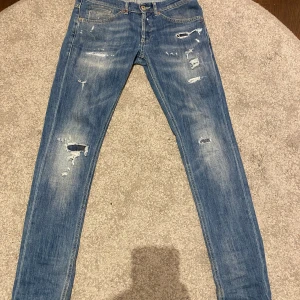 Dondup George  - Tja! Säljer nu mina Dondup George då dom inte kommer till användning  Skick 10/10 använda fåtal gånger Nypris 2700 Säljer för 1399 Pris ej hugget i sten 😁