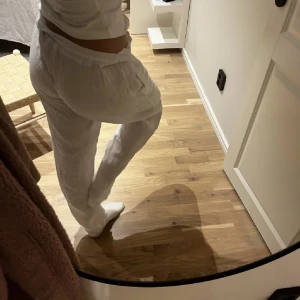 Chelsea linnebyxor!! - Supersnygga chelsea linnebyxor, går att vika ner för att ha som low/mid waist, köpta för ca 600kr, fint skick💋!!