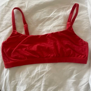 Topp från SKIMS - Röd topp från SKIMS storlek M