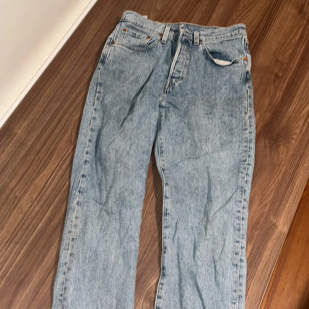 Säljer dessa Levis 501 i storlek 165-170cm, 12-13 år. Skicket är väldigt bra, nästan aldrig använt. Hör av dig vid frågor. Jeans & Byxor.