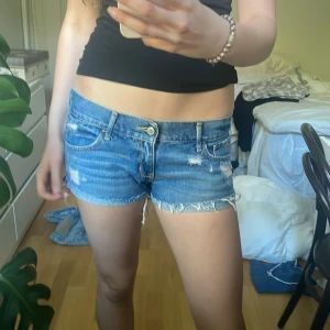 Lågmidjade jeansshorts  - Super snygga jeansshorts. Från holister i ett jätte bra sick inga fläckar eller liknande💗