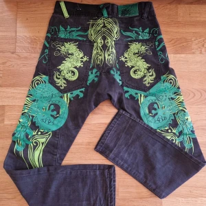 Jeans med print  - Storlek S-M skickar gärna måt ifall de önskas :) 100% bomull Vet ej riktigt vart dem är från men de är köpta i sverige Vida vid benen men inte riktigt bootcut.