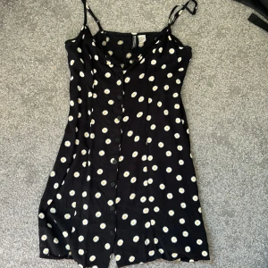 Blommig mini klänning  - Blommig miniklänning som har knappat på framsidan. 