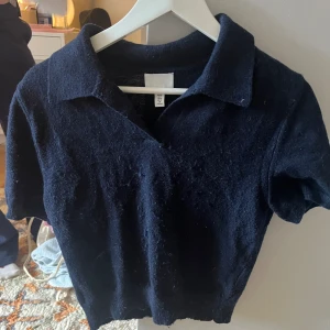 Marinblå stickad t-shirt  - Jättefin marinblå stickad t-shirt med krage! Säljer pga av att den inte är min stil längre men det är bra skick.