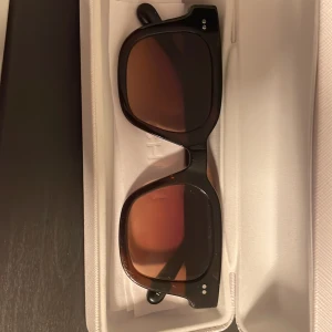 Chimi 04 solglasögon - Säljer nu mina Chimi 04 solglasögon Bra skick och knappast använda Låda samt påse till glasögonen medföljer