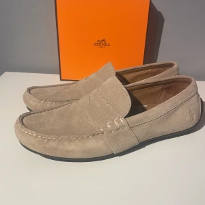 Reynolds casual shoe - Riktigt snygga sommarskor som är helt nya, nypris 1695 på zalando där jag även köpt dem. Helt nya och vid eventuella frågor hör av dig!