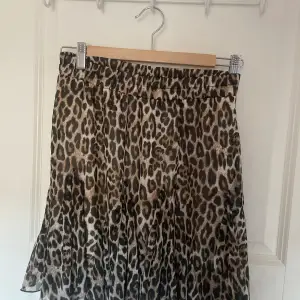 Leopard mönstrad kjol från New Yorker. 