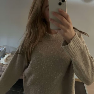  H&M tröja -  Jättefin stickad tröja som jag köpte för några månader sedan, den är ganska nopprig som ni ser men den är jättemysig och lätt att styla 💕