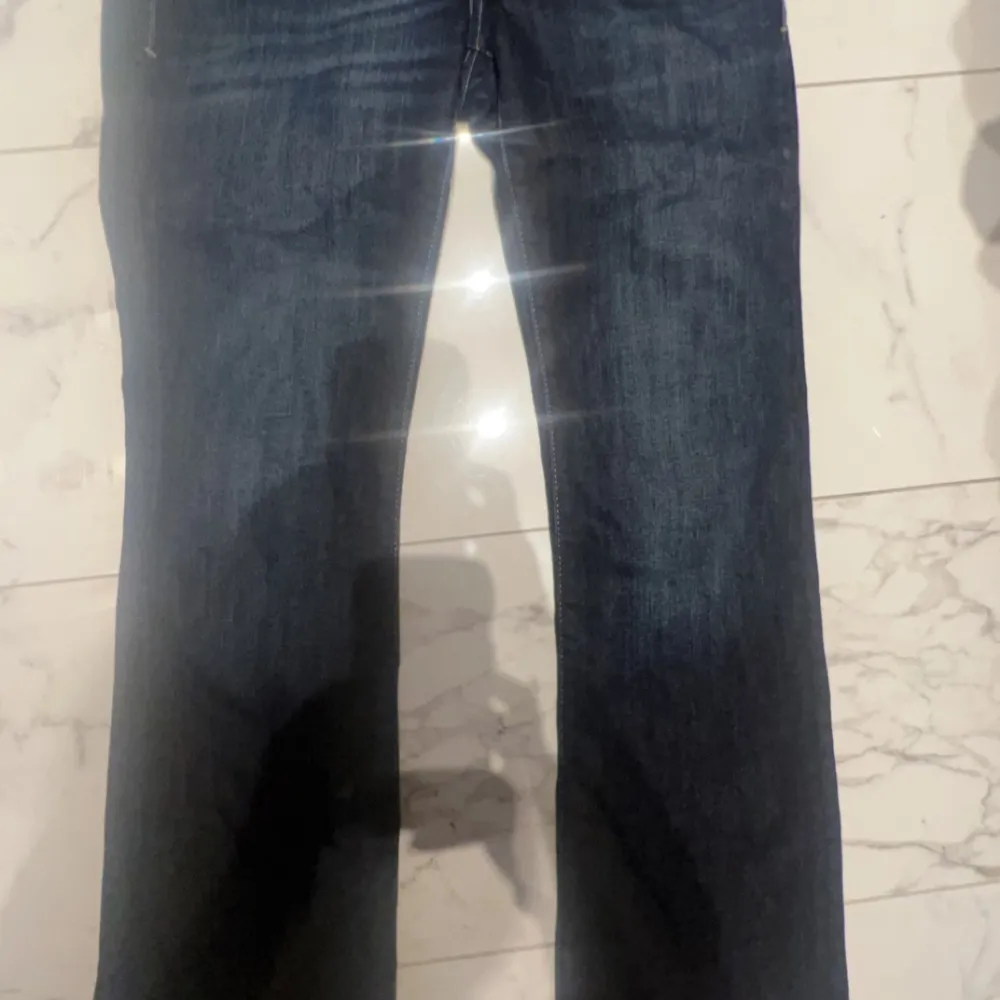  Super coola och jätte fina Mavi jeans.  Jättefina och coola, passar med nästan allting! tyvärr är de alldeles förstora för mig💘💖. Jeans & Byxor.