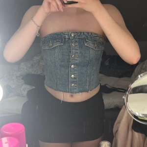 Jeans bandeau topp - Tubtopp i jeans från new yorker, storlek L men jag brukar ha S så ganska liten i storlek🩵