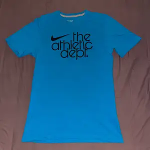 Nike blå t-shirt (herr) i storlek S. En aning större i storleken.