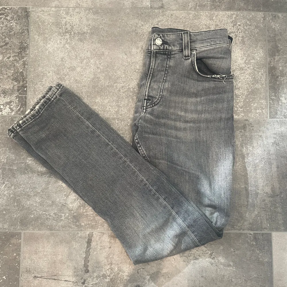 Nudie jeans i modellen grim tim. Skick 8,5/10. Storlek 31/32. Färgen heter Pale grey. Tveka inte att kontakta mig vid fler bilder eller frågor!. Jeans & Byxor.