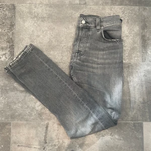 Nudie jeans - Nudie jeans i modellen grim tim. Skick 8,5/10. Storlek 31/32. Färgen heter Pale grey. Tveka inte att kontakta mig vid fler bilder eller frågor!