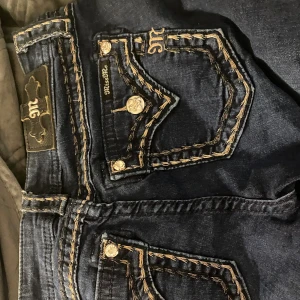 Miss me jeans - Miss me jeans i storlek 26 jag har sytt ut de själv vi bena så de är bootcut men de är straight i modellen från början, nästan aldrig använda och köpte på Sellpy för 800kr. Skriv ifall ni har funderingar!💗
