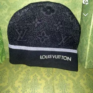 Hej säljer min Louis Vuitton mössa helt ny oxå, skick 10/10 lapparna drog ja bort med, hör av er om frågor eller funderingar 🤗