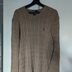Ralph Lauren, kabelstickad tröja, L, silke - Brun kabelstickad tröja från Ralph Lauren. Storlek L 100% silke, perfekt inför sommaren! Bra använt skick. Självklart äkta. Tveka inte på att höra av er vid eventuella frågor :)