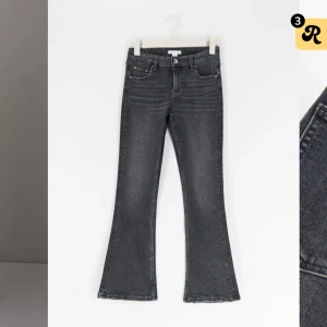 Grå jeans - Grå lågmidjade jeans från Gina Young som jag växt ur. Har också en liten slits på insidorna skriv för bilder.❤️❤️kan tyvärr inte skicka på för dom är försmå❤️