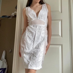 Sommarklänning  - Så fin vit linneklänning med fina mönster. Perfekt sommarklänning till studenten eller midsommar. Snören kan man knyta längst bak eller fram beroende på det man tycker är fint🌸 Nyttskick!🤍