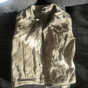Grön jeans jacka  - Säljer min jeansjacka i bra skick, den är llute skrynklig för den är nytvättad men går att stryka.❣️ står storlek L men den sitter normalt på mig som är i storlek XS, fråga för fler bilder 